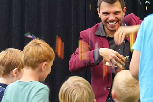 Kinderzauberer Jannis zaubert Bonbonregen mit Kindern